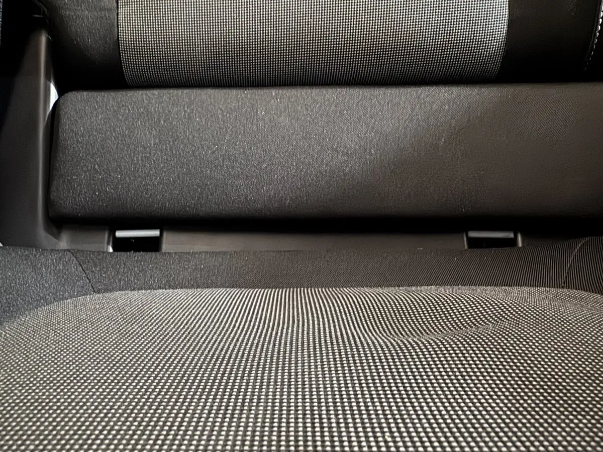 Gros plan sur le tissu gris et noir du siège arrière de la Renault Twingo Equilibre 2022.