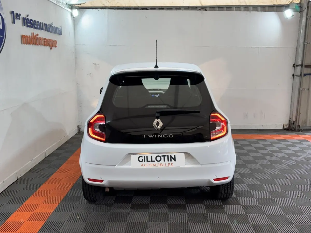 Vue arrière d'une Renault Twingo blanche 2022 avec feux LED et lunette arrière noire contrastante.