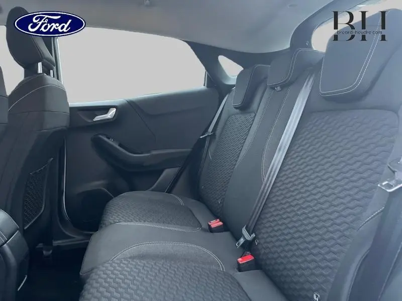 Vue intérieure arrière côté gauche du Ford Puma 2020, sièges tissu noir Alhambra avec surpiqûres contrastantes.