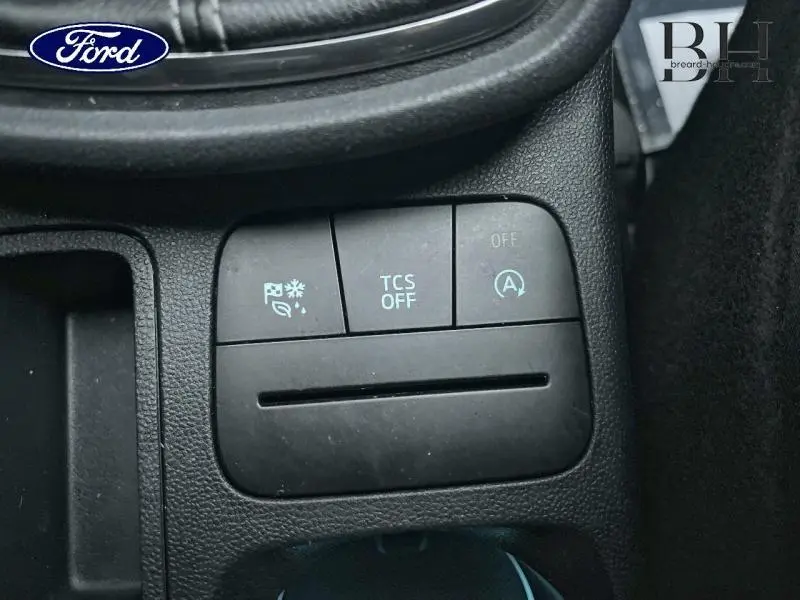 Gros plan sur les boutons de commande du système d'arrêt et traction d'une Ford Puma 2020, intérieur noir.