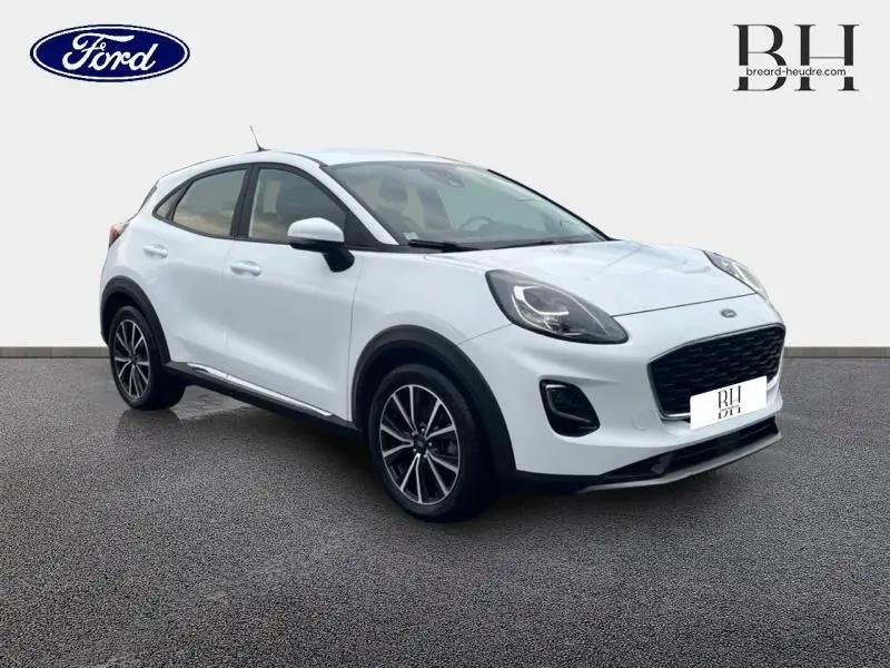 Ford Puma blanc Glacier en vue 3/4 avant droit, avec jantes alliage et calandre noire distinctive.