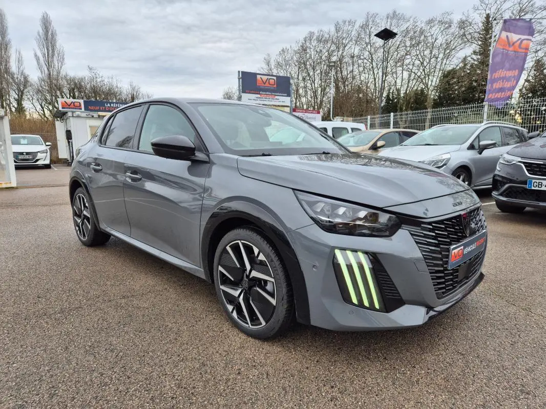 PEUGEOT 208 Hybrid gris en 3/4 avant droit, avec feux diurnes à LED verticaux et jantes alliage 17 pouces.