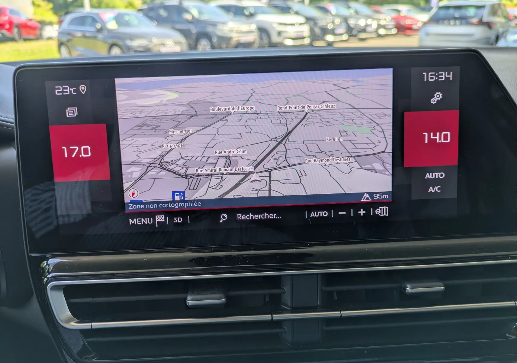 Écran central tactile du Citroën C5 Aircross Hybride 2025 affichant la navigation et la climatisation automatique.