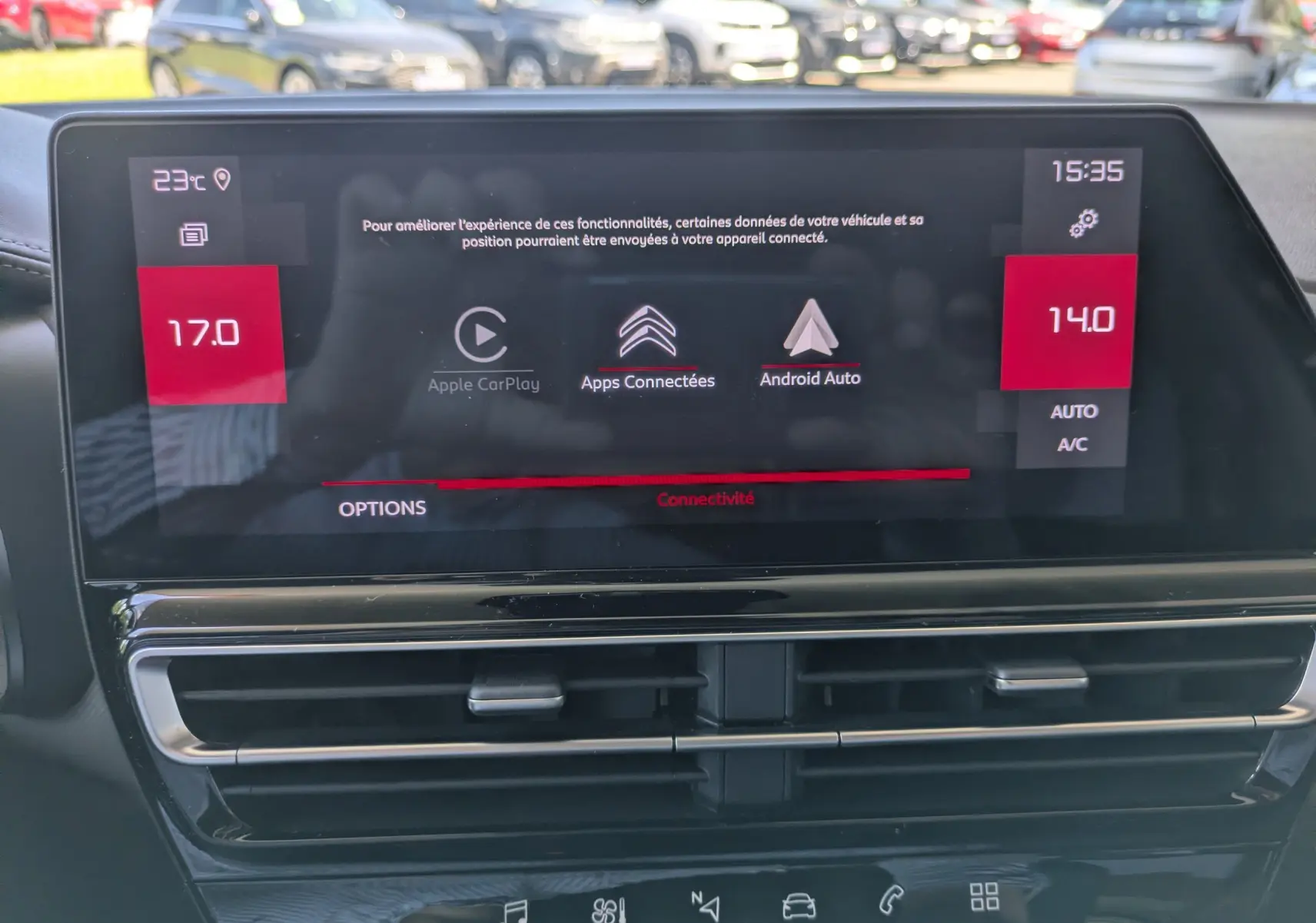 Écran tactile central du tableau de bord du Citroën C5 Aircross Hybride 2025 affichant les options Apple CarPlay et Android Auto.