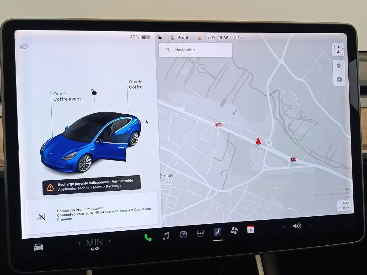 Écran tactile central de la Tesla Model 3 bleu montrant la navigation et l'état des portes ouvertes.