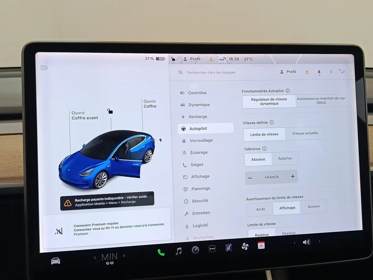 Écran tactile central montrant une Tesla Model 3 bleu en vue 3/4 avant avec porte avant droite ouverte.