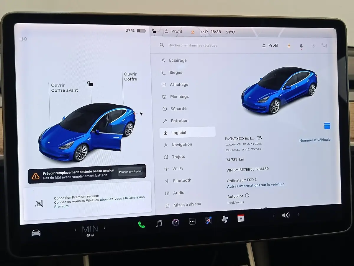 Écran tactile central montrant une Tesla Model 3 bleu en 3/4 avant avec porte avant gauche ouverte.