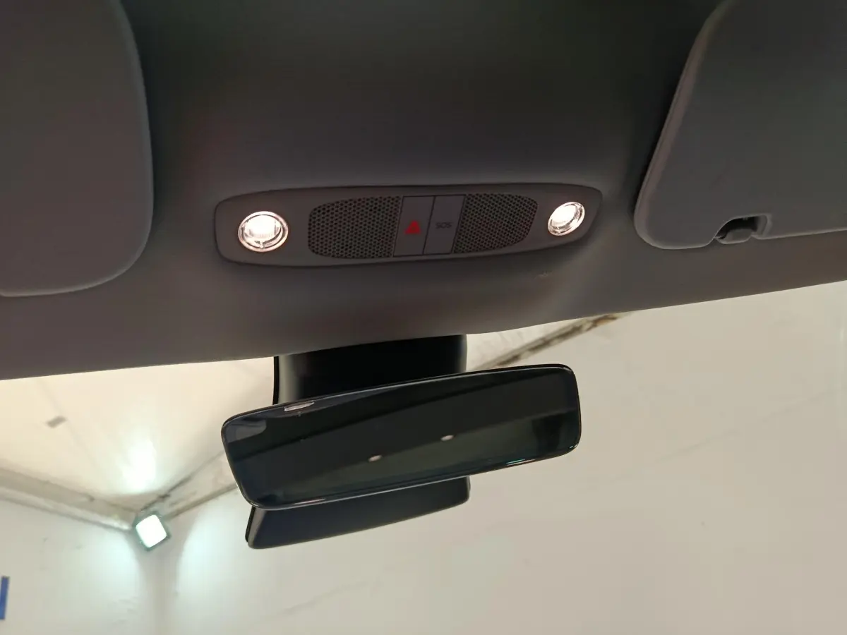 Vue intérieure du rétroviseur central et plafonnier avec éclairage de la Tesla Model 3 Long Range 2020.