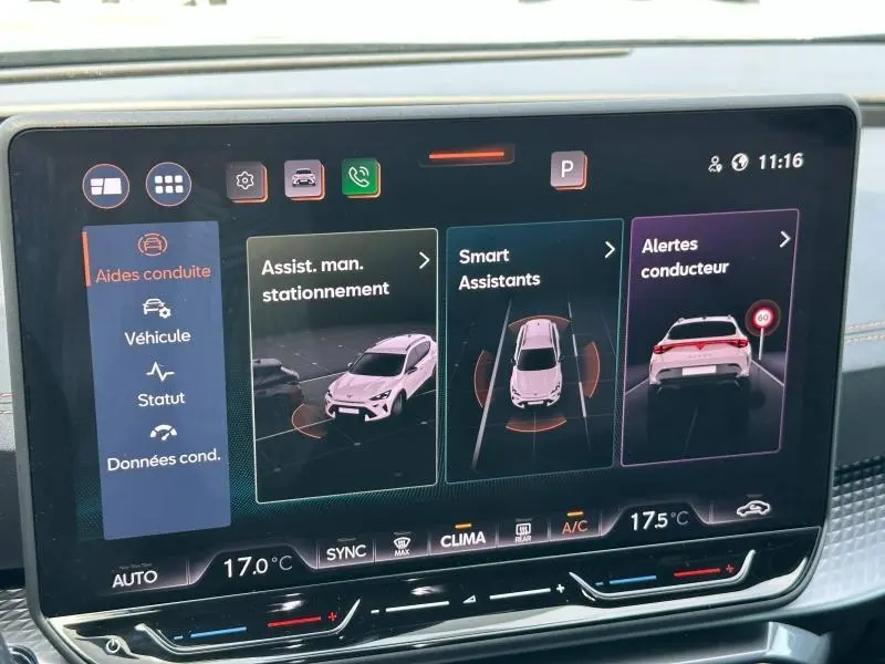 Écran tactile intérieur du tableau de bord de la CUPRA Formentor 2025 affichant les aides à la conduite.