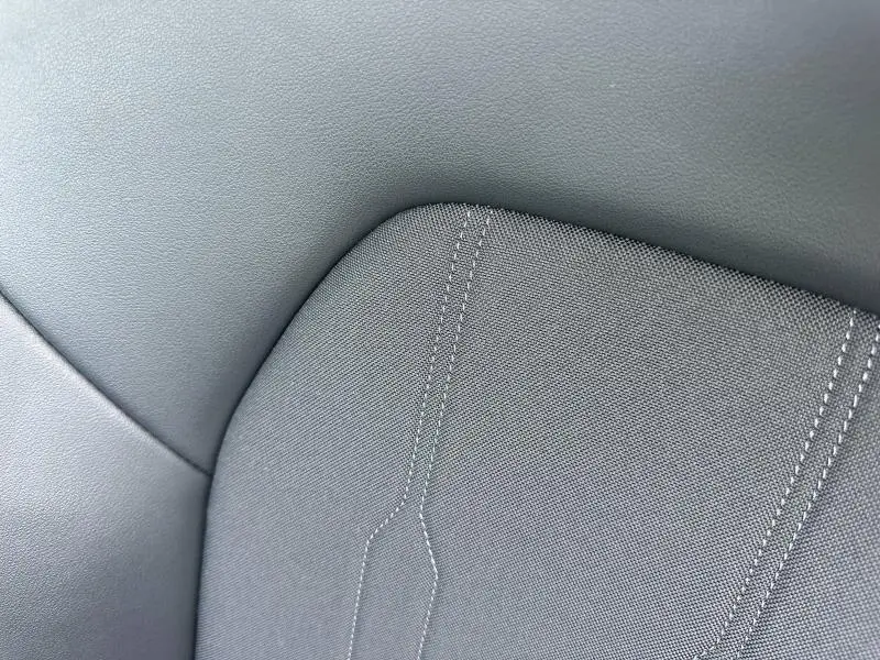 Gros plan sur le tissu noir asphalte et la couture du siège avant sport du CUPRA Formentor 2.0 TDI 150ch V DSG7.