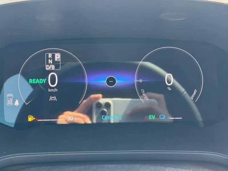 Tableau de bord numérique du Renault Captur 1.8 E-Tech, affichage mode Confort et indicateurs de charge EV.