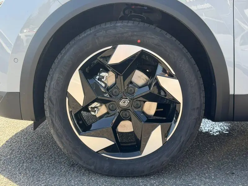 Gros plan sur la jante alu noire et argentée du côté gauche d'un Renault Captur 1.8 E-Tech gris Rafale métallisé 2026.