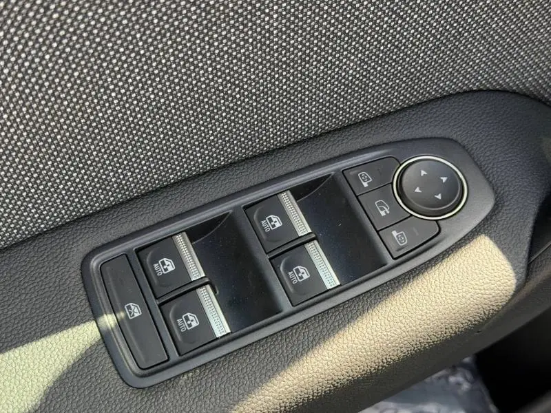 Panneau de commandes des vitres électriques et rétroviseurs côté conducteur du Renault Captur gris Rafale métallisé, intérieur tissu noir.