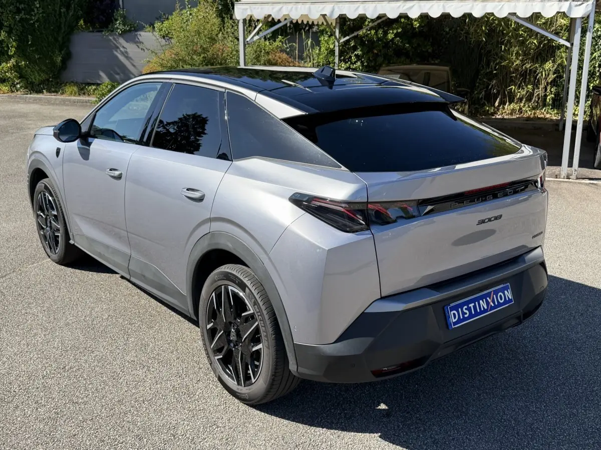 Peugeot 3008 gris clair vue 3/4 arrière droit, toit noir, vitres teintées et jantes noires distinctives.