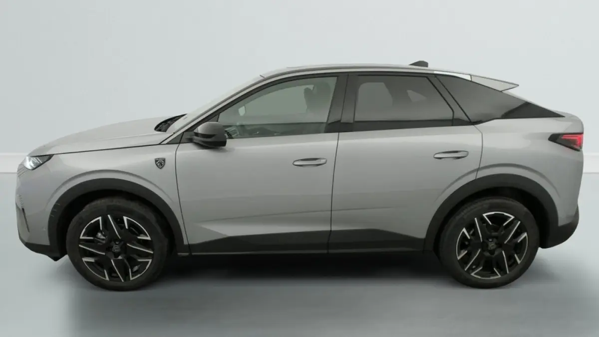 Profil droit du Peugeot 3008 2025 gris clair avec jantes noires et toit noir contrastant.