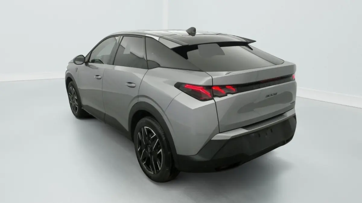 Peugeot 3008 hybride gris métallisé vue 3/4 arrière droit, feux arrière LED et toit noir brillant.