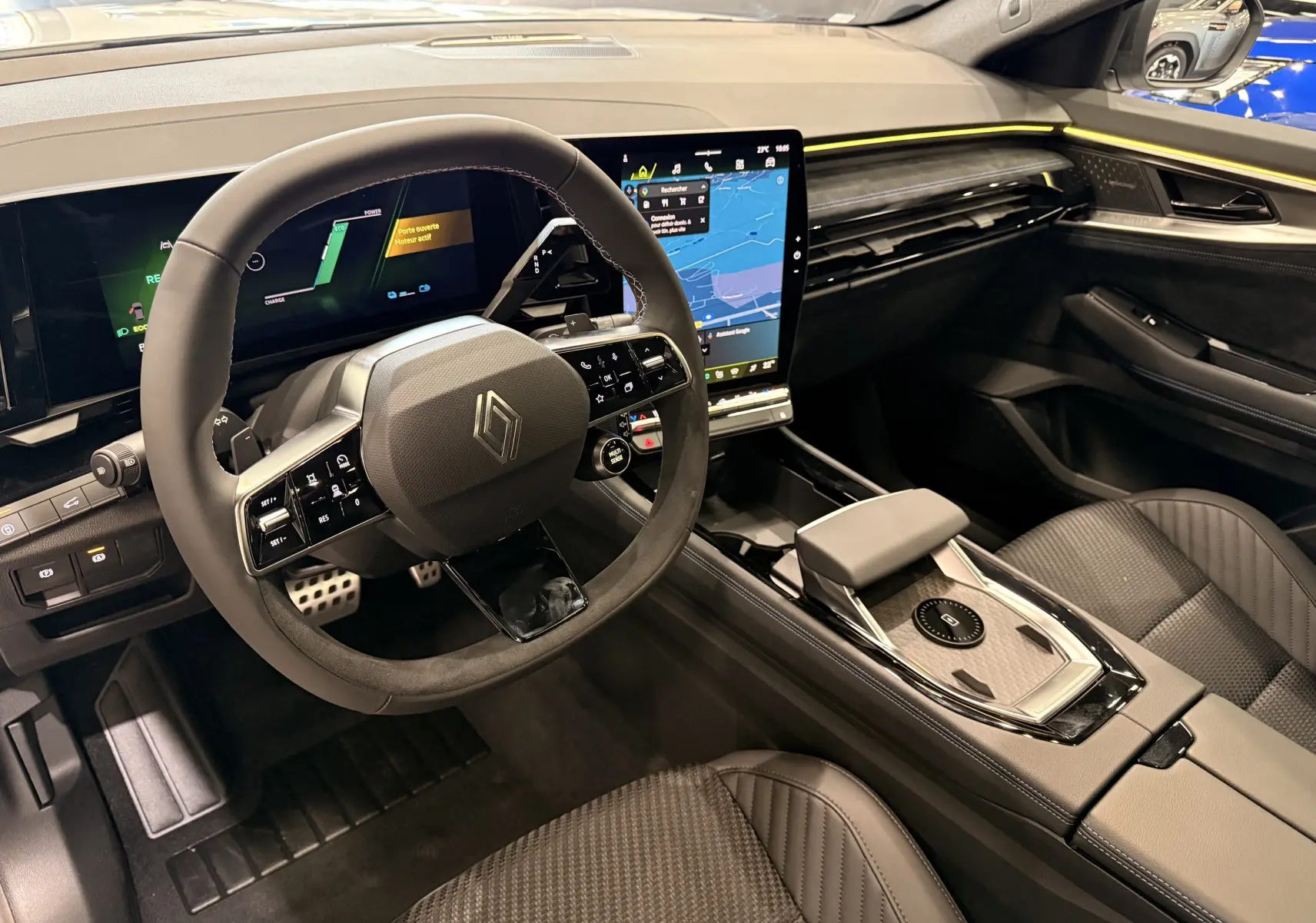 Vue intérieure côté conducteur du Renault Austral 2026, tableau de bord numérique et écran tactile central moderne.