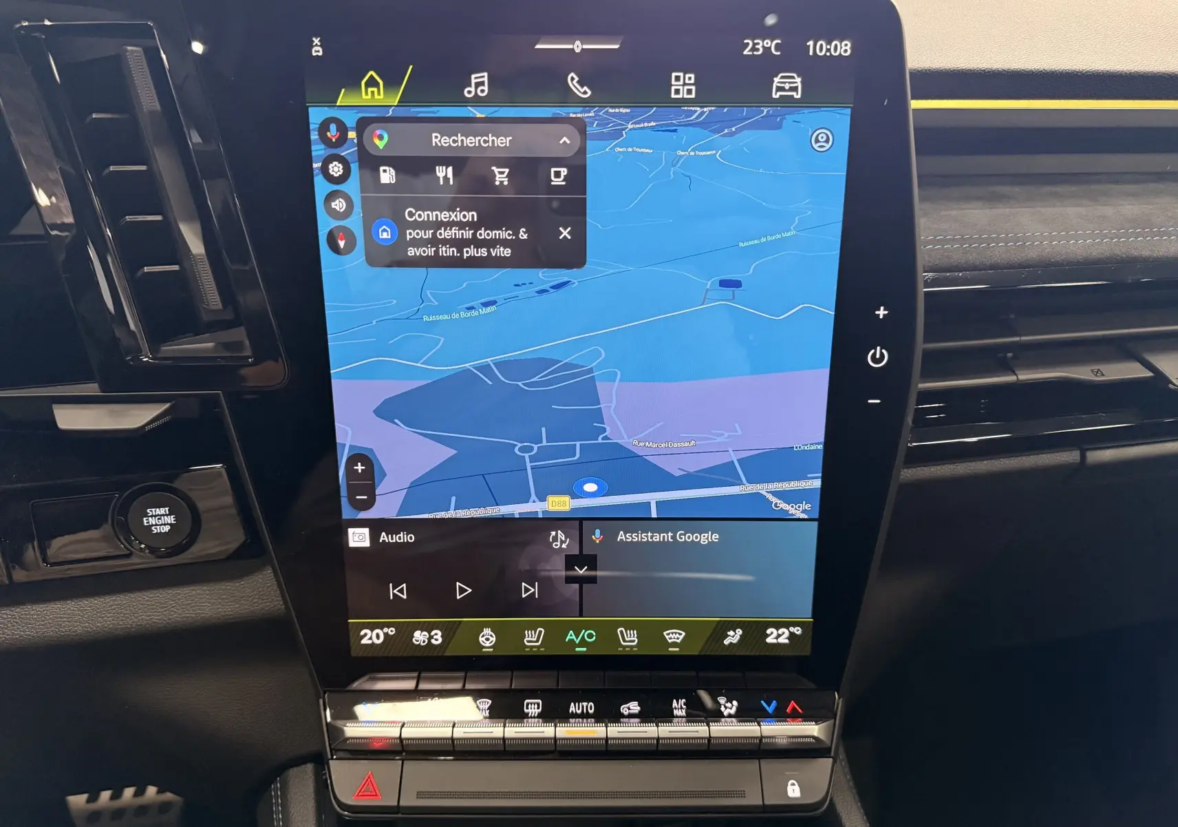 Écran tactile central du tableau de bord du Renault Austral 2026, affichant la navigation avec interface Google Assistant.