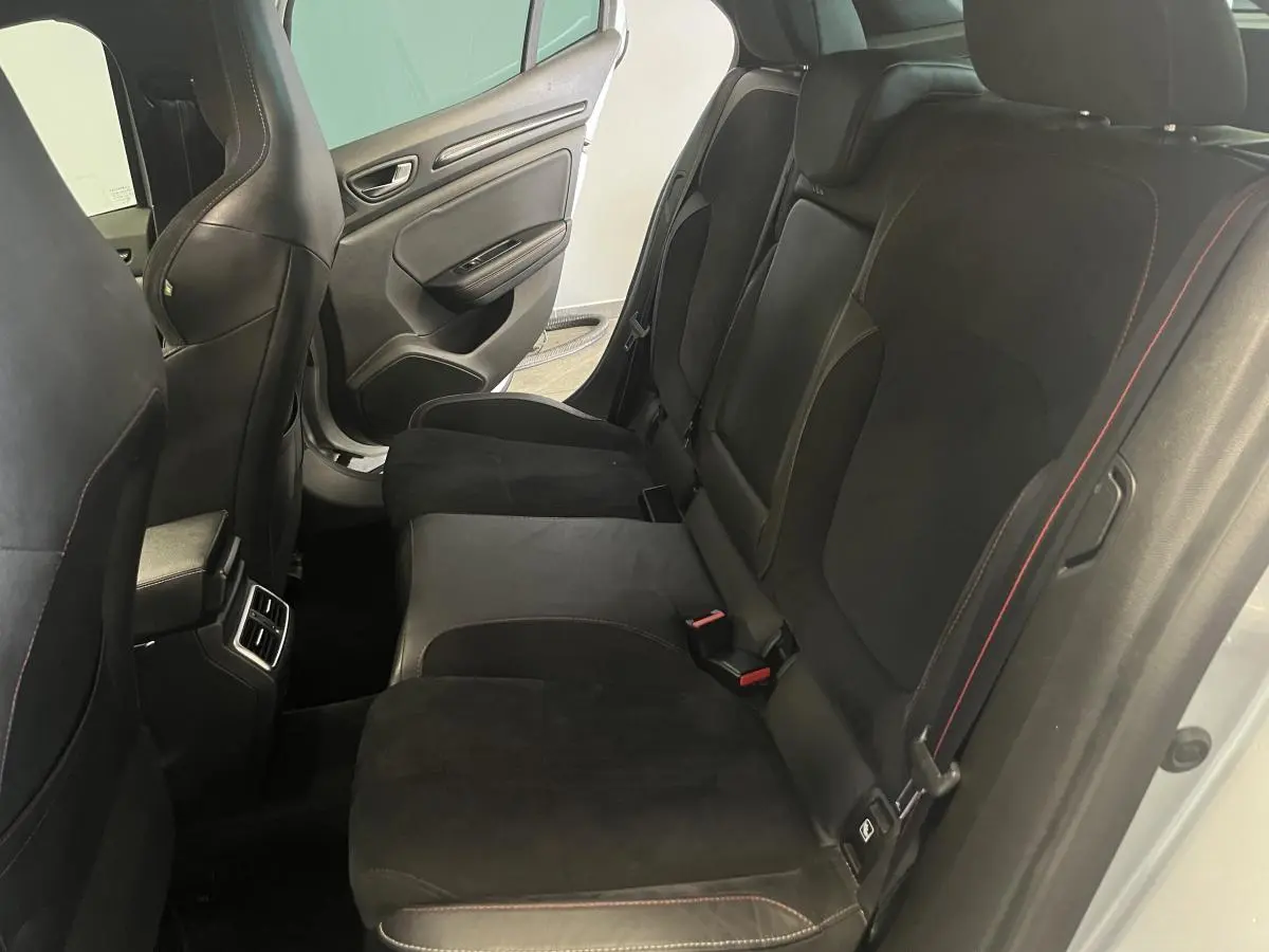 Vue intérieure côté droit sur la banquette arrière noire avec surpiqûres rouges de la Renault Mégane gris Highland 2022 R.S. Line