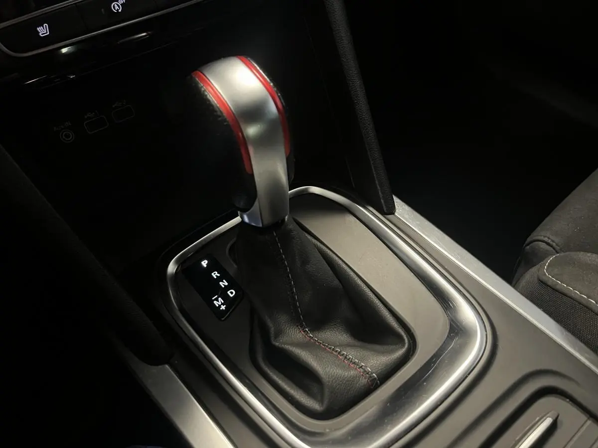 Levier de vitesses automatique avec surpiqûres rouges dans l'habitacle noir de la Renault Mégane R.S. Line 2022