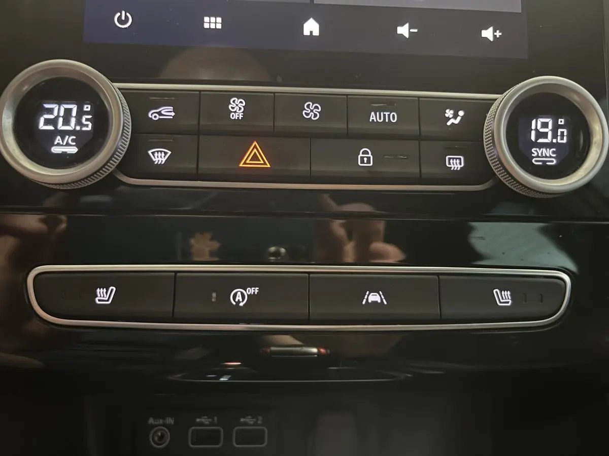 Détail de la console centrale noire de la Renault Mégane R.S. Line 2022 avec commandes climatisation et sièges chauffants.