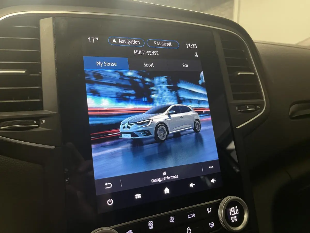 Écran tactile intérieur montrant une Renault Mégane grise en vue 3/4 avant dans le mode Multi-Sense.