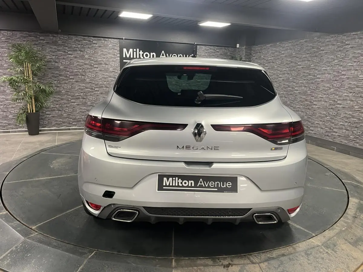 Vue arrière d'une Renault Mégane gris Highland avec double sortie d'échappement et feux arrière LED en C.