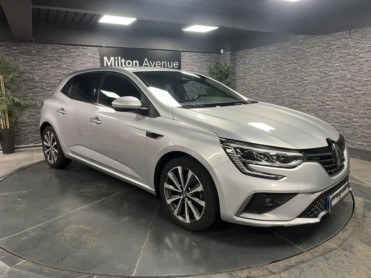 Renault Mégane gris Highland vue 3/4 avant droit, avec calandre noire et jantes alliage 17 pouces Montlhéry