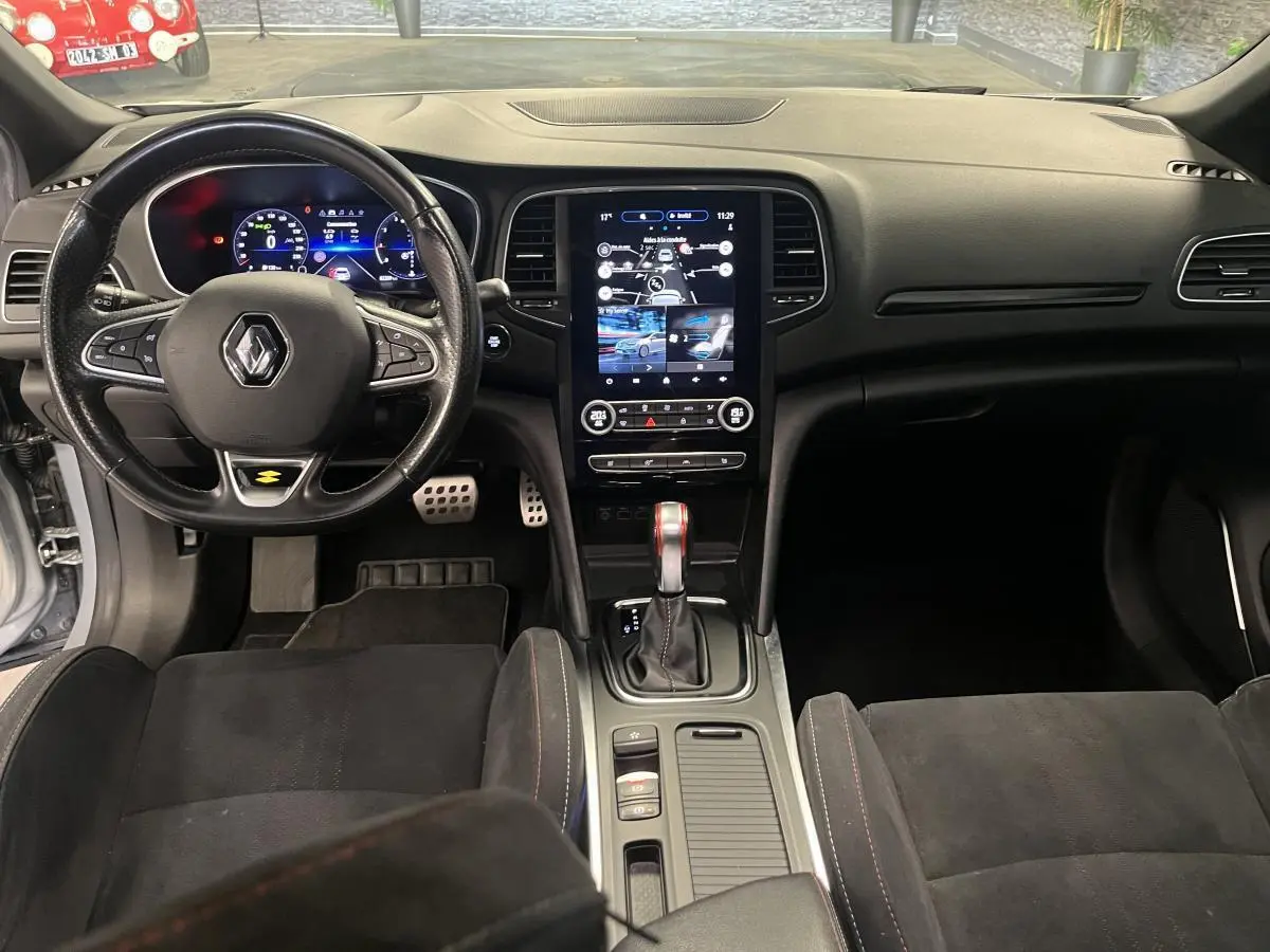 Intérieur avant de Renault Mégane R.S. Line 2022, tableau de bord numérique et console centrale avec levier de vitesse automatique.