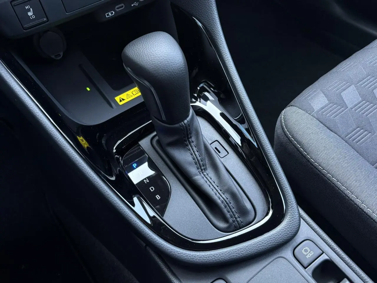 Le levier de vitesse automatique noir de la Toyota Yaris Hybride 2025 vu en gros plan côté conducteur.