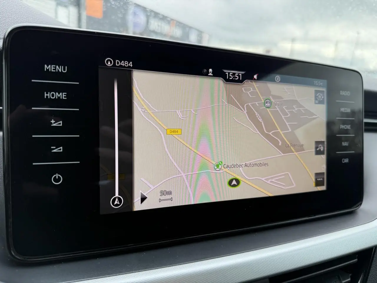 Écran tactile de navigation couleur 9,2 pouces du Skoda Scala 2023, affichant une carte avec options tactiles sur les côtés.