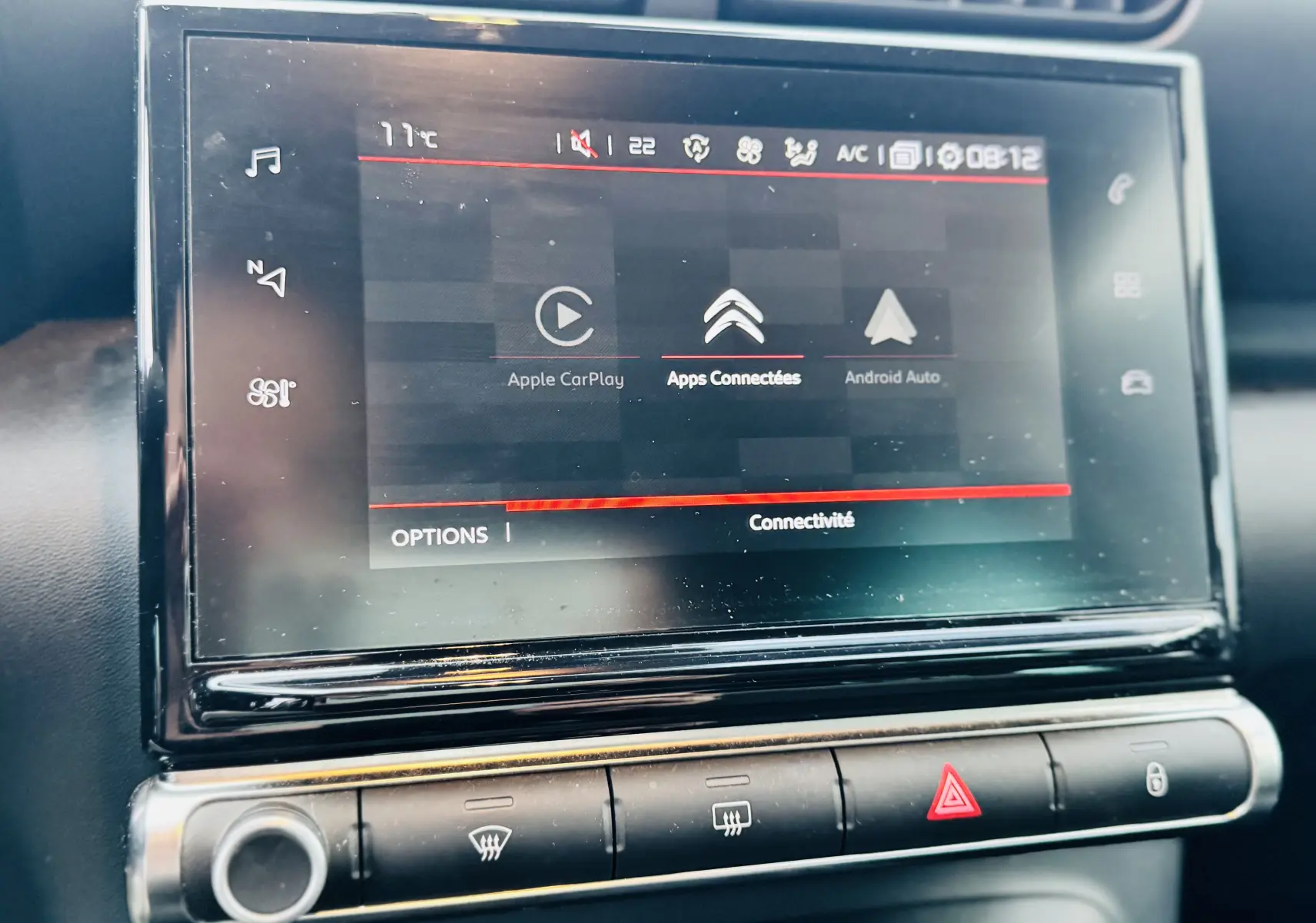 Écran tactile central du tableau de bord du Citroën C3 Aircross 2020 affichant les options Apple CarPlay et Android Auto.