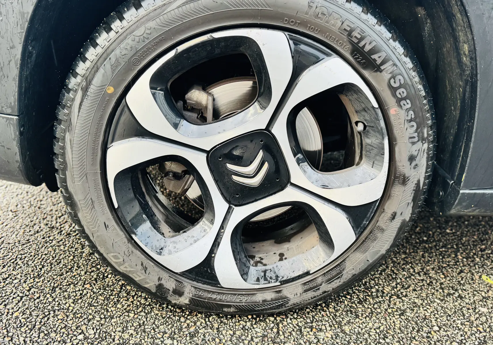 Gros plan sur la roue avant droite du Citroën C3 Aircross gris Artense avec jante alliage 17 pouces diamantée.