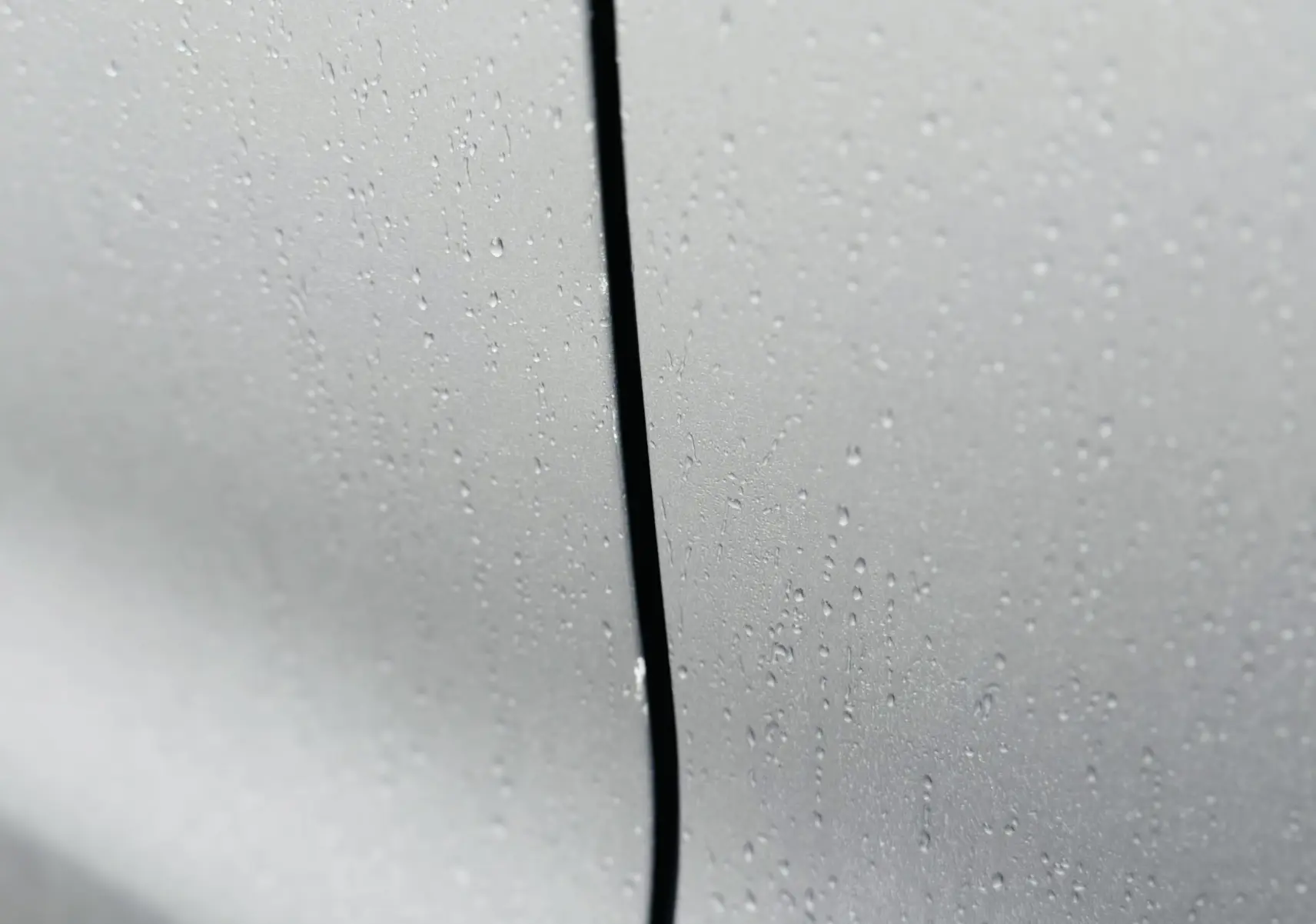 Gros plan sur la portière grise Artense d'une Citroën C3 Aircross 2020, avec gouttes de pluie visibles.