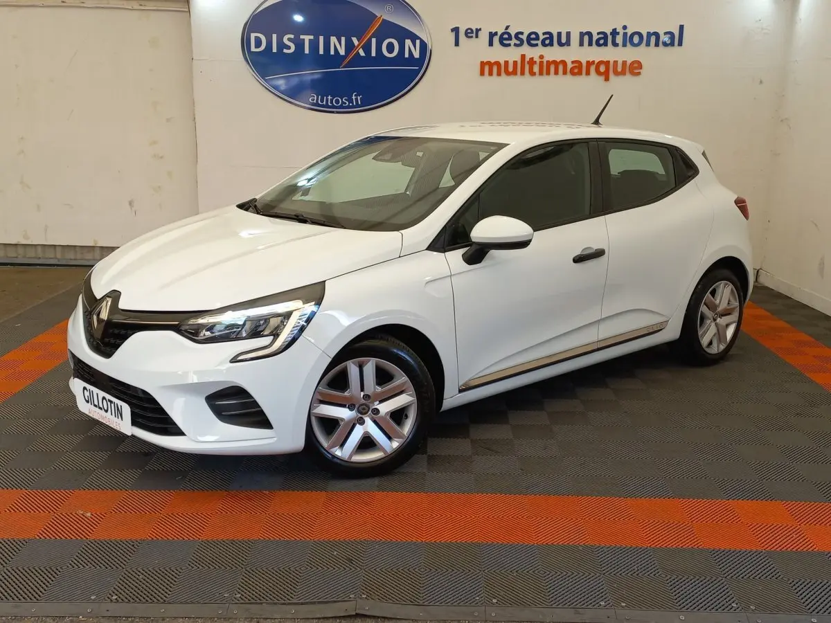 Renault Clio Business blanche vue en 3/4 avant droit, avec phares LED et jantes alliage visibles.