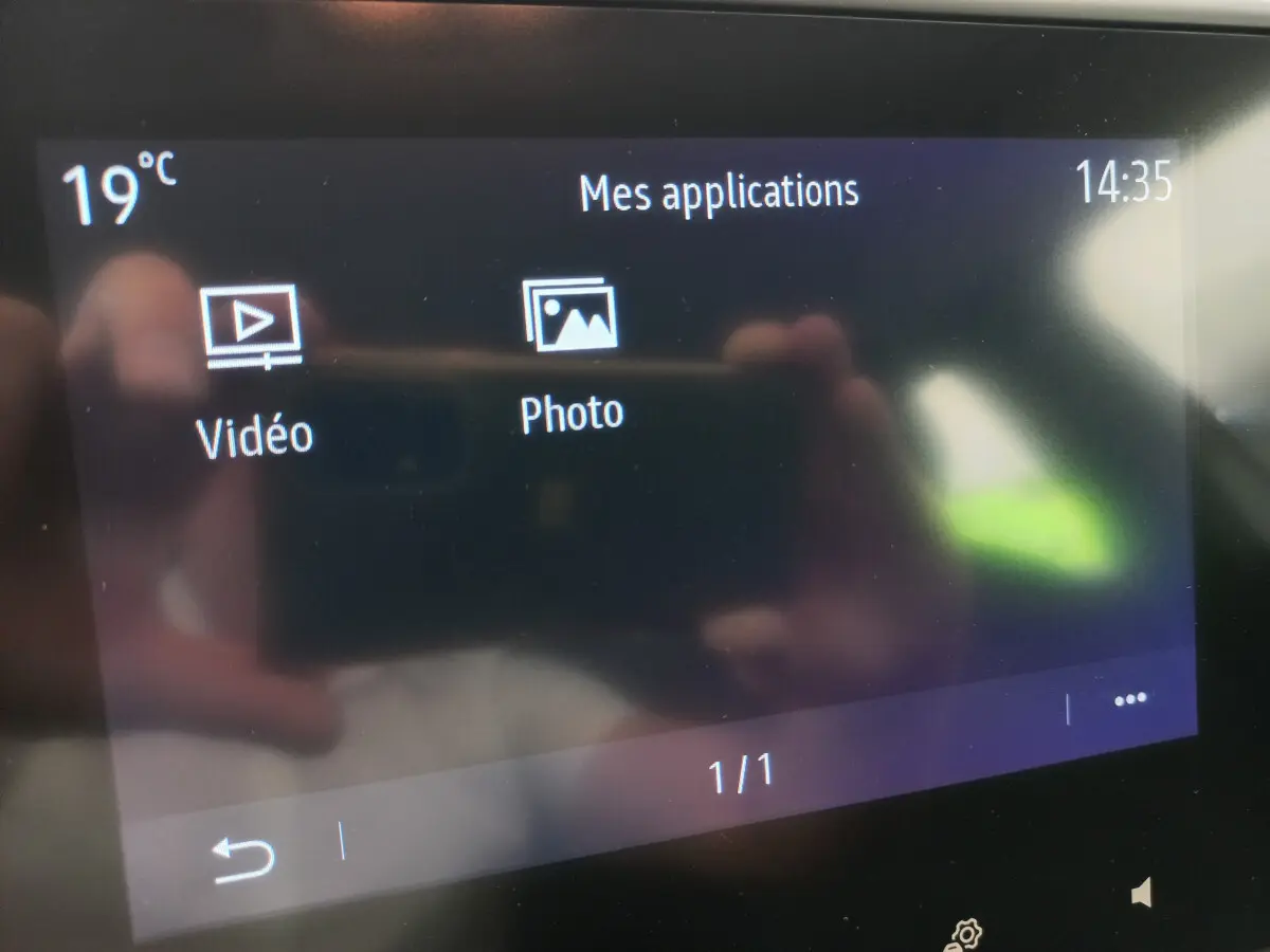 Écran tactile central affichant les applications vidéo et photo dans une Renault Clio Business blanche de 2021.