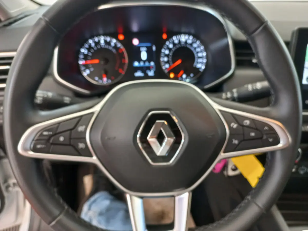 Vue rapprochée du volant cuir noir multifonctions de la Renault Clio Business blanche de 2021.