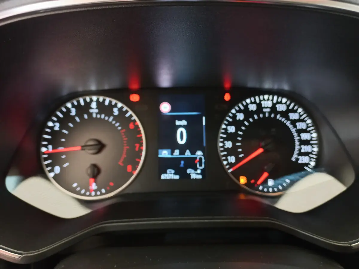 Tableau de bord de Renault Clio Business 2021 montrant compte-tours, compteur de vitesse et écran multifonction digital.