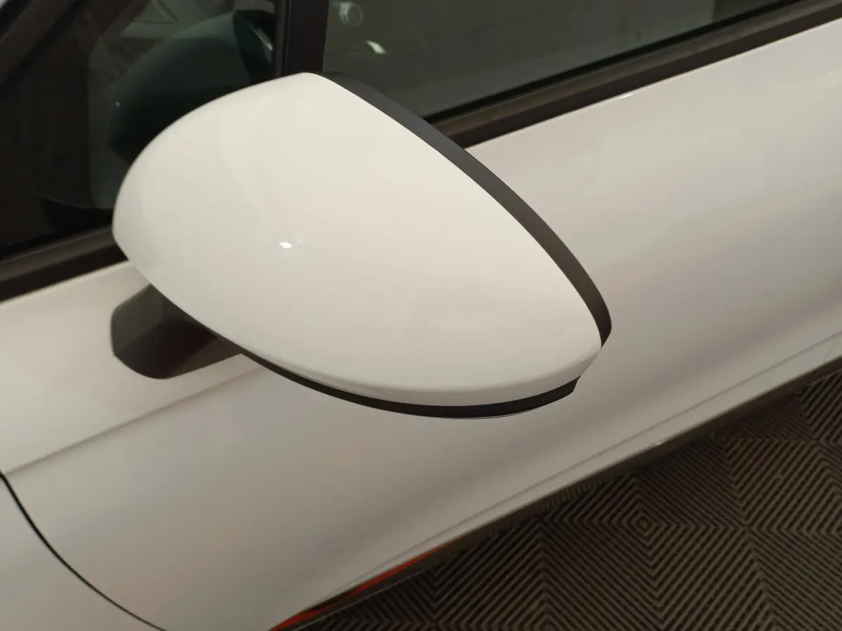 Rétroviseur côté gauche blanc de la Renault Clio Business 2021, avec carrosserie blanche visible en arrière-plan.