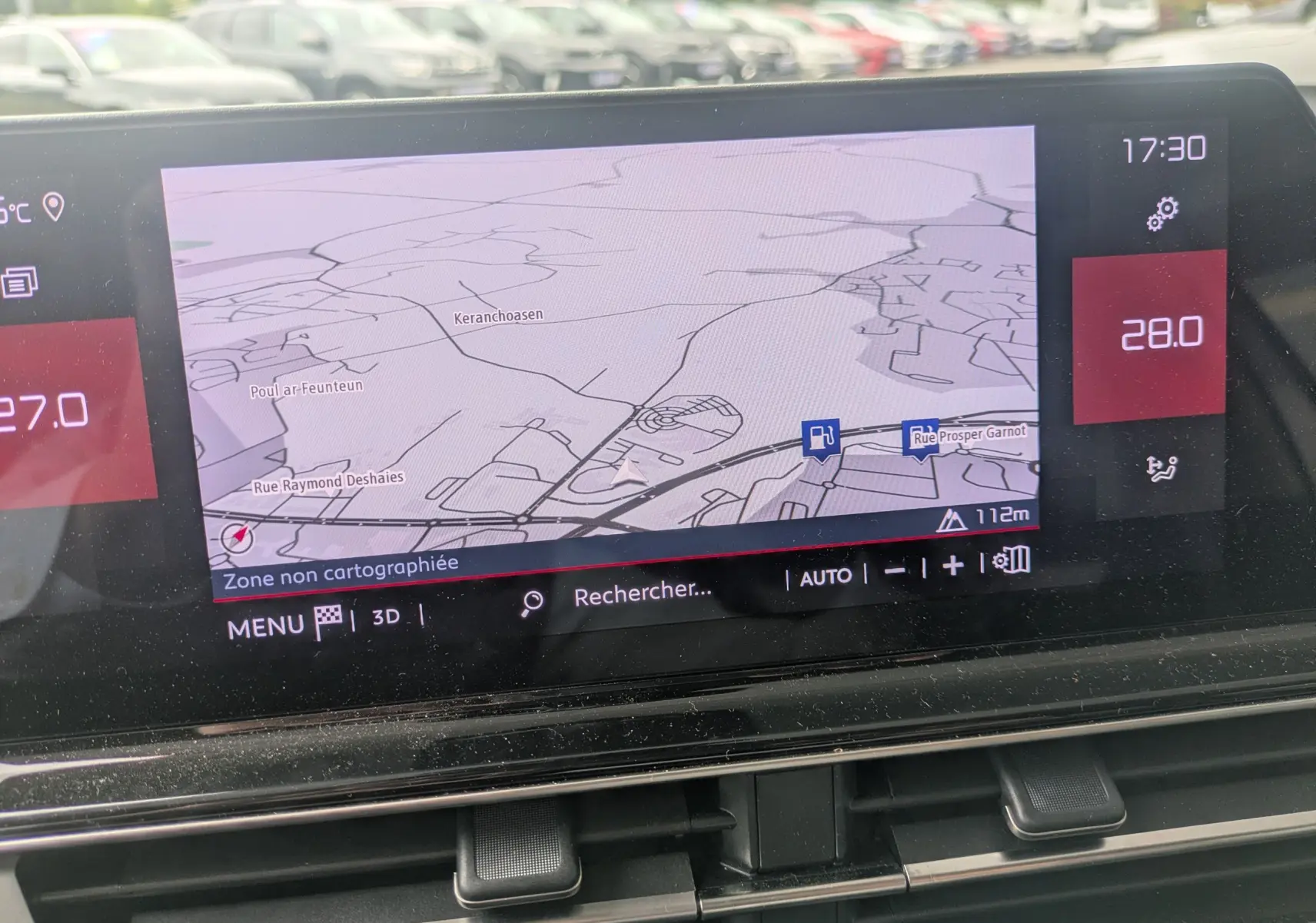Vue intérieure du tableau de bord du Citroën C5 Aircross hybride blanc, avec écran tactile affichant la navigation GPS.