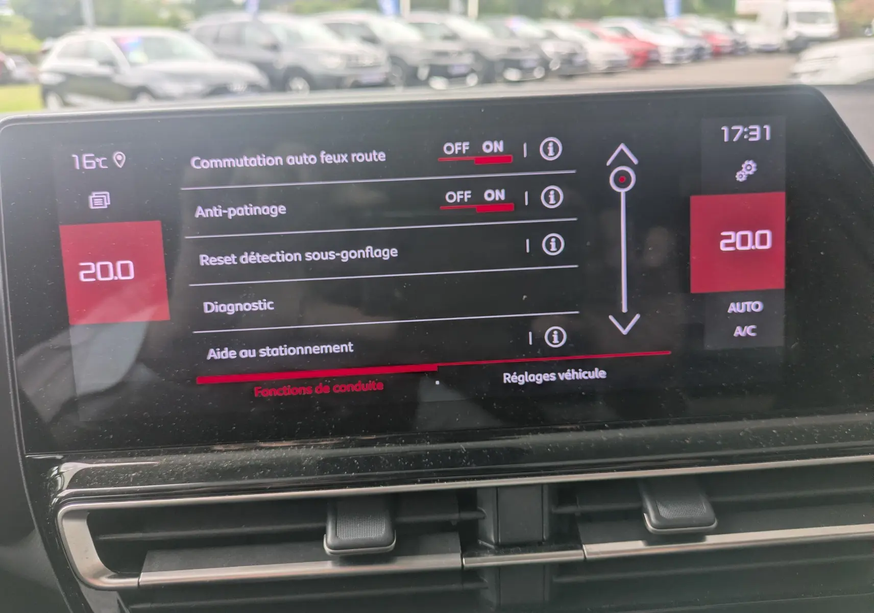 Écran tactile du tableau de bord du Citroën C5 Aircross hybride 2025 affichant les réglages de conduite et climatisation à 20°C.