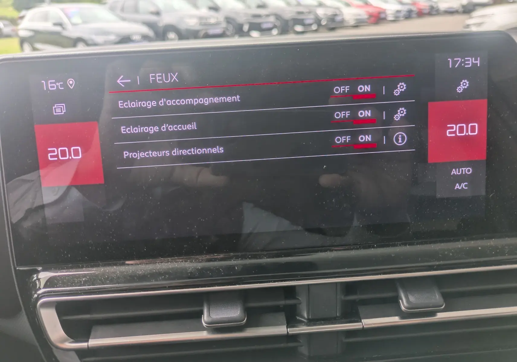 Écran tactile intérieur du Citroën C5 Aircross Hybride 2025 montrant les réglages des feux et la climatisation à 20°C.