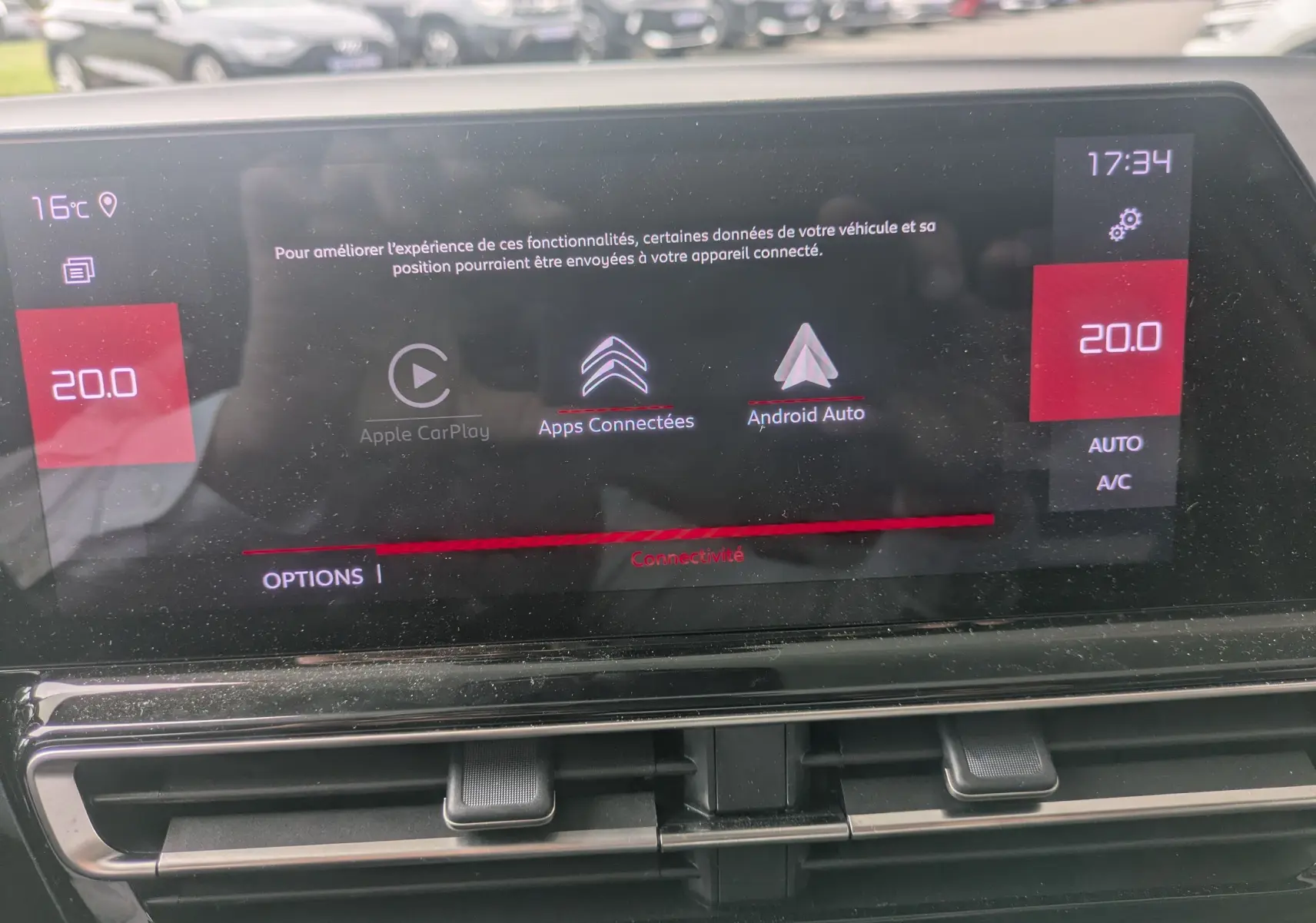 Écran tactile central du tableau de bord du Citroën C5 Aircross hybride 2025 affichant les options Apple CarPlay et Android Auto.