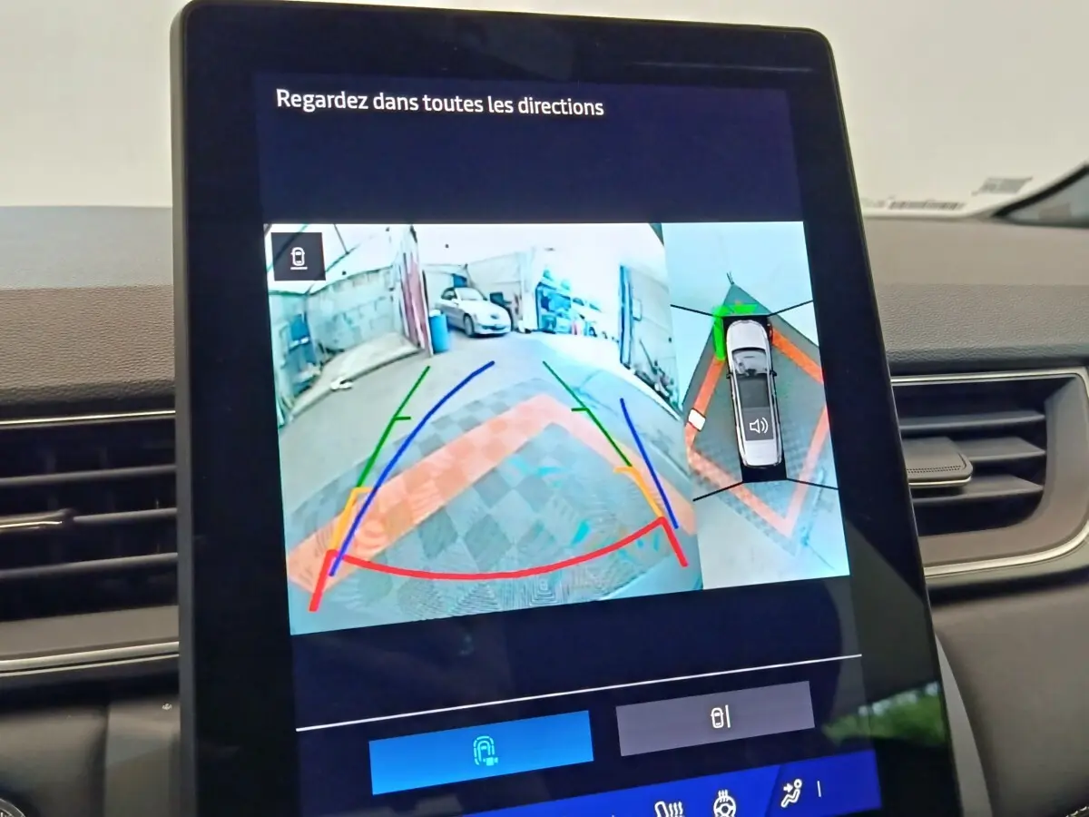 Écran tactile intérieur affichant la caméra 360° de la Renault Symbioz noire, vue arrière en stationnement.