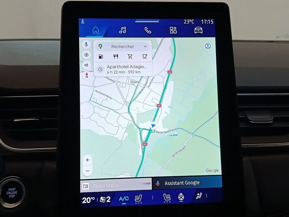 Écran tactile central 10,4 pouces du Renault Symbioz noir, affichant la navigation avec interface Google Maps.