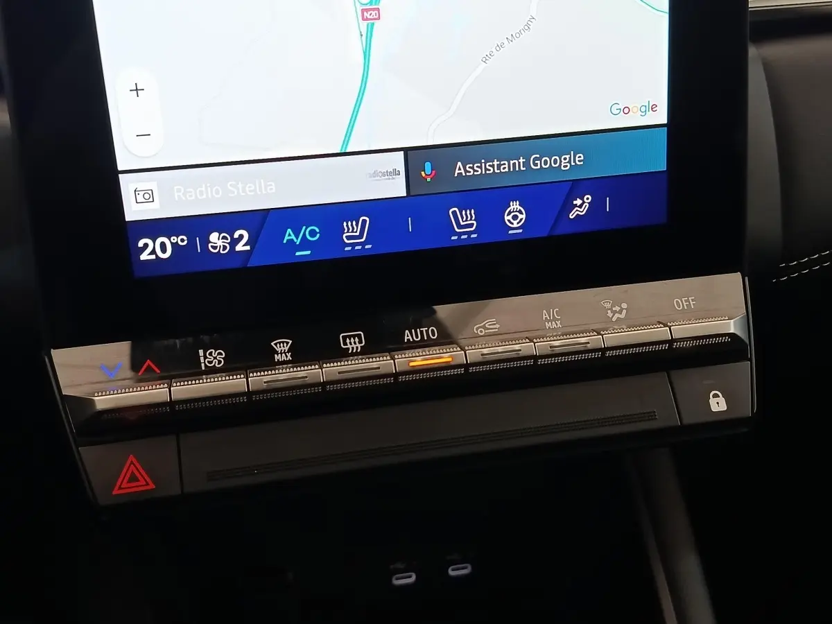 Vue rapprochée de l'écran tactile central affichant la navigation et les commandes climatisation du Renault Symbioz noir.
