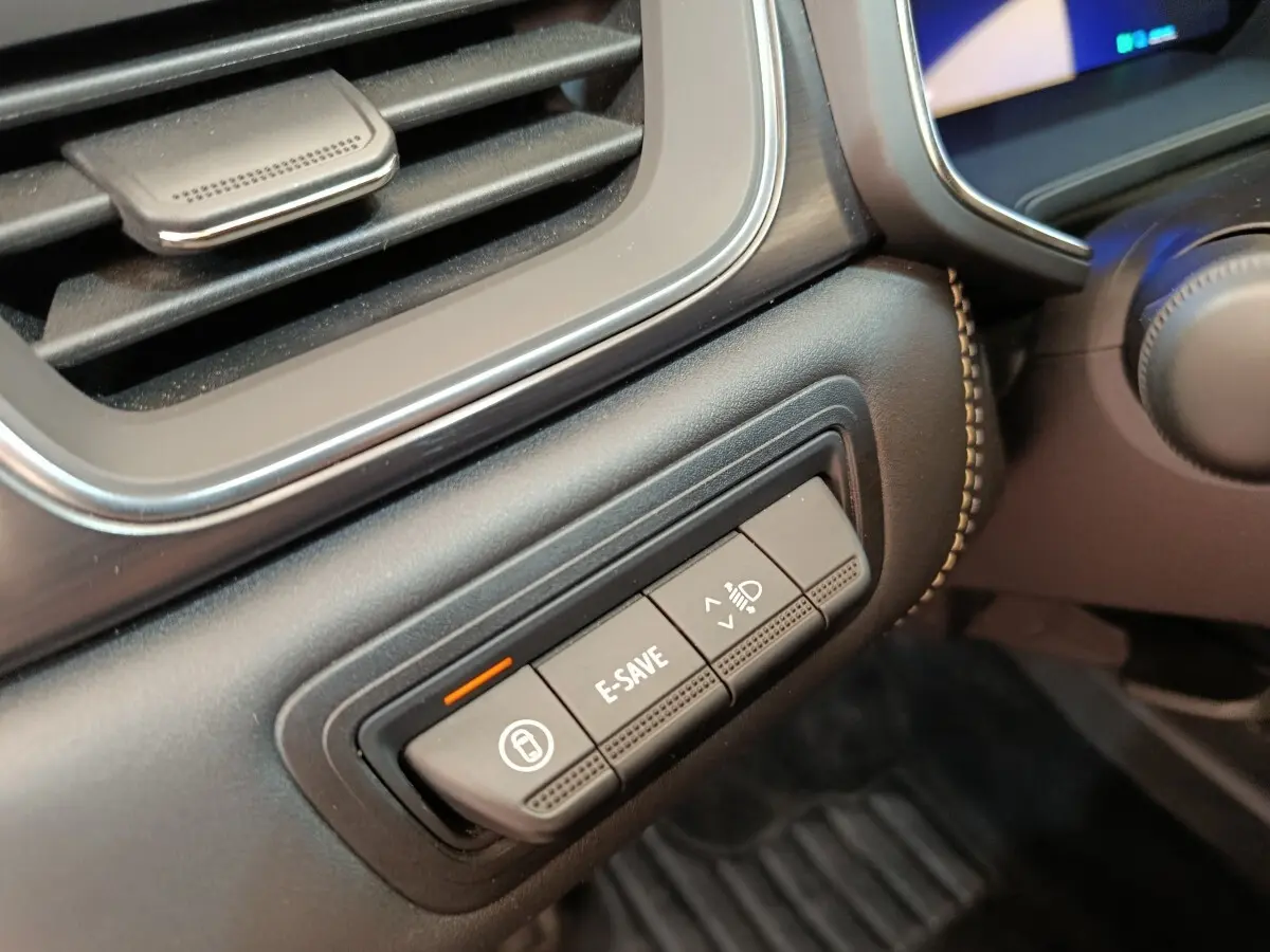 Gros plan sur les boutons de commande noirs du tableau de bord du Renault Symbioz 2025, côté conducteur.