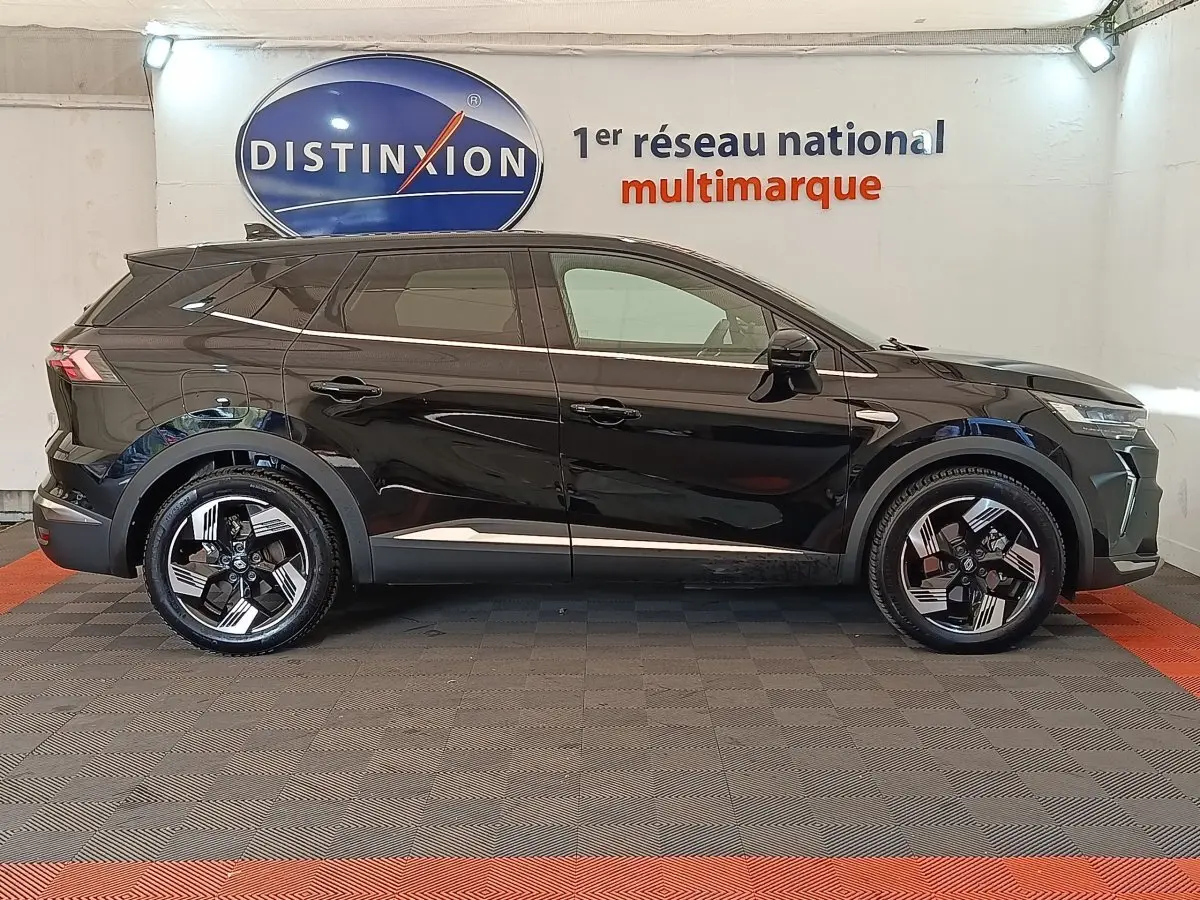Renault Symbioz Iconic E-Tech hybride noir vu de profil droit, avec jantes distinctives et lignes modernes.