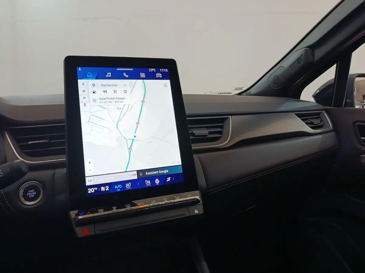 Vue intérieure côté passager du tableau de bord noir de la Renault SYMBIOZ avec grand écran tactile vertical affichant la navigation.