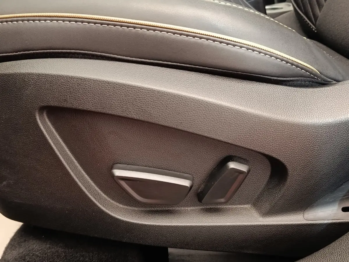 Détail des commandes de réglage électrique du siège en cuir noir du Renault Symbioz Iconic E-Tech 2025.